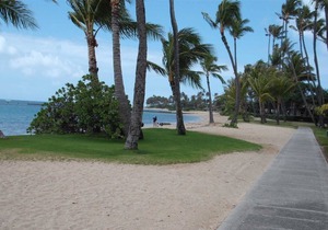 Kahala Beach Ocean Front & Pool View