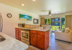 Kapaa 2BR Ground floor, Ocean Breeze Condo with pool! (112-2)