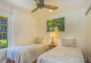 Kapaa 2BR Ground floor, Ocean Breeze Condo with pool! (112-2)