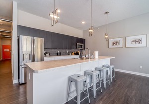 Kasa | Inviting 2BD + Walk to Dining | Des Moines