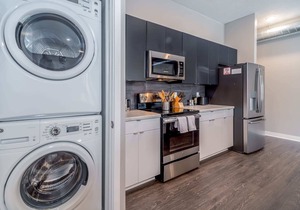 Kasa | Inviting 2BD + Walk to Dining | Des Moines