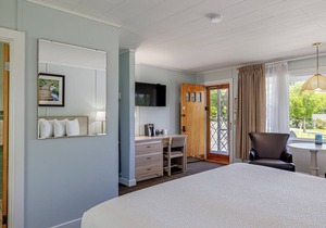 King Room w/Breakfast Included