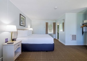 King Room w/Breakfast Included