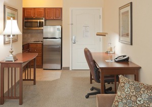 King Studio Only 5 Miles from Purdue University. Free Breakfast. Pool.
