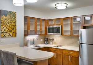 King Suite 10 Minutes from U of Florida. Free Breakfast. Outdoor Pool & Hot Tub.