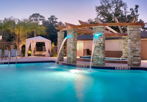 King Suite 10 Minutes from U of Florida. Free Breakfast. Outdoor Pool & Hot Tub.