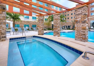 King Suite 10 Minutes from U of Florida. Free Breakfast. Outdoor Pool & Hot Tub.