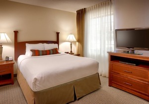King Suite. Free Breakfast. Pool & Hot Tub. Close to the Nebraska Medical Center!