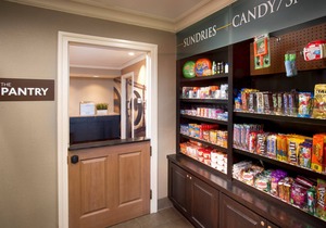 King Suite Near the Sky Wheel | Free Hot Breakfast + Pool Access