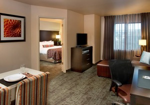 King Suite Near the Sky Wheel | Free Hot Breakfast + Pool Access