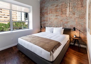 Kislak 307 Stunning 2BR Corner Apt in Heart of Downtown