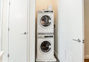 Kislak 307 Stunning 2BR Corner Apt in Heart of Downtown