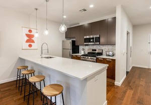 Kislak 405 Luxurious 1BR Retreat Above the City