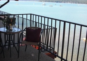 Lakefront condo, great views, private balcony, jacuzzi tub. Steps to beach.