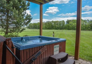 Lakefront home with lots of community amenities!