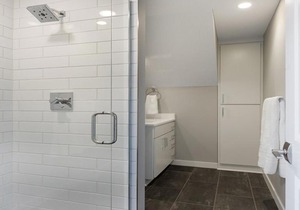 Lakefront Luxury Four Bedroom House