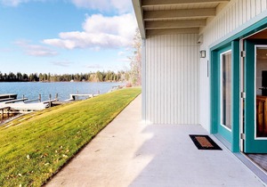 Lakefront studio with bay & mountain views, AC, docks for swimming & kayaking