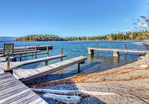 Lakefront studio with bay & mountain views, AC, docks for swimming & kayaking