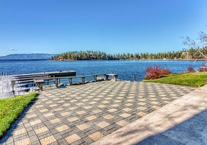 Lakefront studio with bay & mountain views, AC, docks for swimming & kayaking