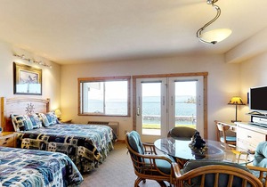 Lakefront studio with bay & mountain views, AC, docks for swimming & kayaking