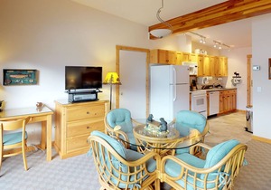 Lakefront studio with bay-view balcony, AC, docks for swimming & kayaking