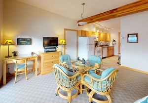 Lakefront studio with bay-view balcony, AC, docks for swimming & kayaking