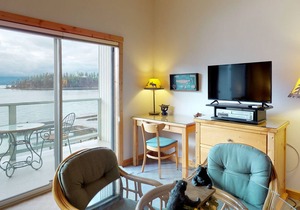 Lakefront studio with bay-view balcony, AC, docks for swimming & kayaking