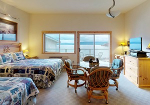 Lakefront studio with bay-view balcony, AC, docks for swimming & kayaking