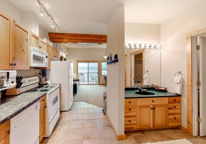Lakefront studio with breathtaking balcony views, docks for swimming & kayaking