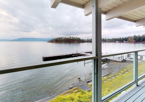 Lakefront studio with lake & mountain views, central AC & swimming dock