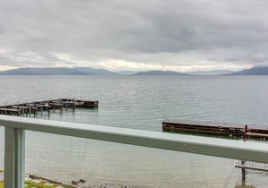 Lakefront studio with lake & mountain views, central AC & swimming dock
