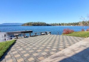 Lakefront studio with lake & mountain views, central AC & swimming dock