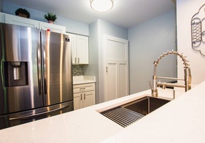 Lakeview Oasis – Cozy 1BR Condo w/Sunset Views, Full Kitchen & Patio – Perfect for Relaxation!
