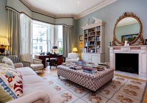 Large 3 BR home in a great Notting Hill location. Next to the tube! (Veeve)