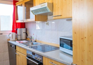 Large apartment, 3 bedrooms, quiet, close to the city center, south-facing balcony, free parking spaces
