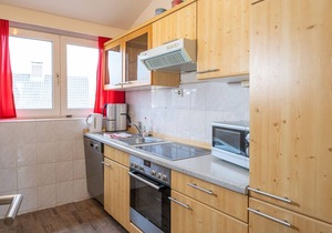 Large apartment, 3 bedrooms, quiet, close to the city center, south-facing balcony, free parking spaces