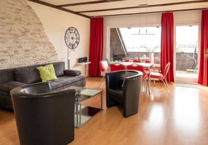 Large apartment, 3 bedrooms, quiet, close to the city center, south-facing balcony, free parking spaces