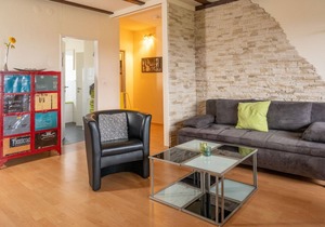 Large apartment, 3 bedrooms, quiet, close to the city center, south-facing balcony, free parking spaces