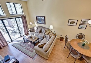 Large townhome that sleeps 12 in a gated golfcourse community with lake access