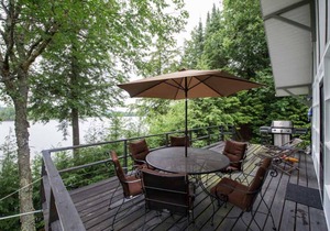 Laurentian Lakeside Cottages 49, 3-season, 3-bedroom, 1.5 bath cottage sleeps 6