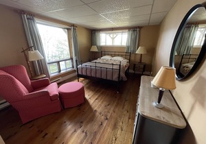 Laurentian Lakeside Cottages 49, 3-season, 3-bedroom, 1.5 bath cottage sleeps 6