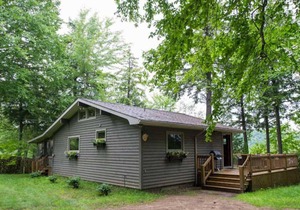Laurentian Lakeside Cottage 53, 4-season, 3 bedroom 2 bath cottage sleeps 8