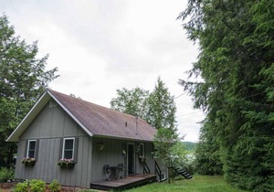 Laurentian Lakeside Cottages 49, 3-season, 3-bedroom, 1.5 bath cottage sleeps 6