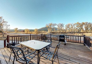 Lazy River Ranch House & Guest House