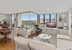Light filled apartment with sweeping harbour views