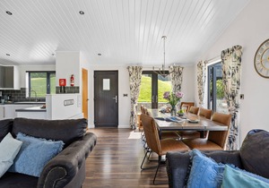 Lilac Lodge, 22 Roadford Lake Lodges - hot tub/pet friendly