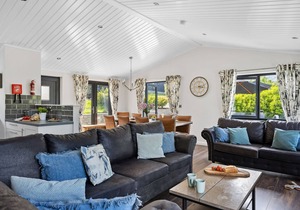 Lilac Lodge, 22 Roadford Lake Lodges - hot tub/pet friendly