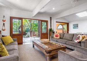 Longhouse - spacious 4 BR Belongil Beach retreat