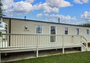 Lovely 8 berth caravan with decking in Skegness ref 33171ML
