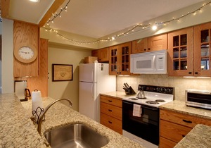 Lovely Condo with Balcony, Ski Shuttle. Shared Hot Tub, Pools, Tennis, and Gym